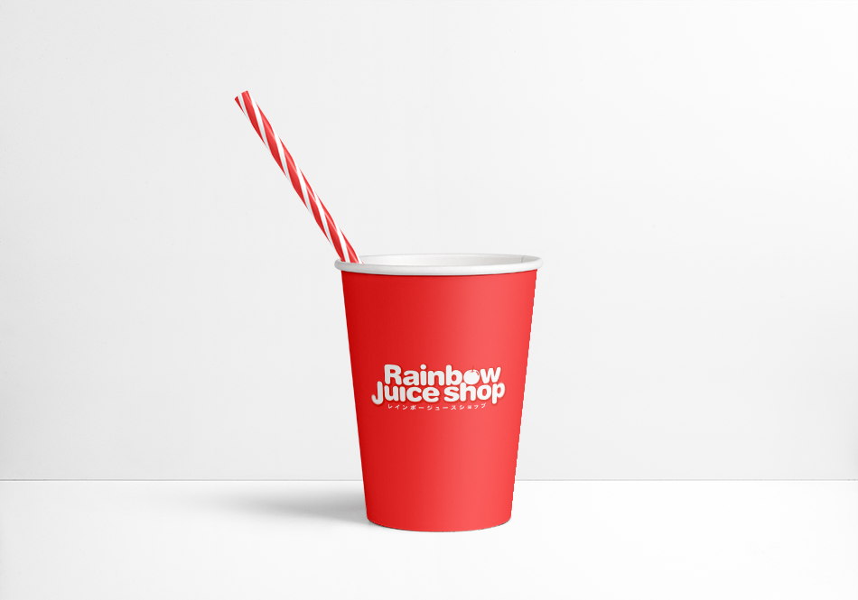 『Rainbow Juice Shop(レインボージュースショップ)』のブランドカップデザイン。赤を基調とした紙コップに、白いロゴが配置されている。付属のストローは赤と白のストライプで、ポップで楽しい印象を演出。フレッシュなフルーツジュースを提供するドリンクスタンド向けのブランディングデザイン。